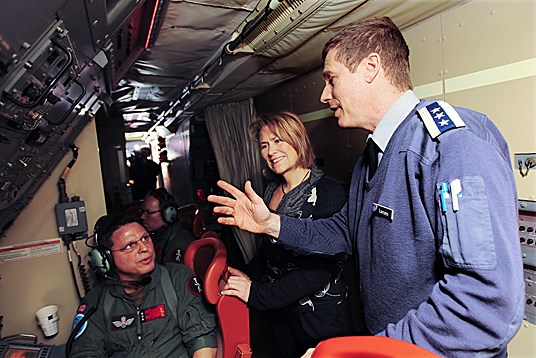 Orion-fly interiør. Forsvarsminister Grete Faremo og sjef 133 Luftving, oberst Gerhard Larsen. - Foto: Torbjørn Kjosvold, Forsvaret.