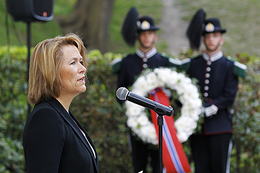 Forsvarsminister Grete Faremo talte ved kransenedleggelse på retterstedet, Akershus festning. - Foto: Torbjørn Kjosvold, Forsvarets mediesenter