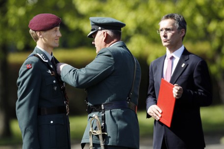 Forsvarssjef Harald Sunde tildeler oberst Eirik Johan Kristoffersen krigskorset med sverd. Statsminister Jens Stoltenberg. - Foto: Forsvaret