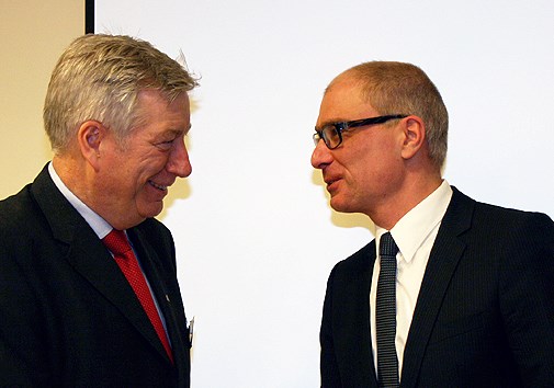 Finansminister Sigbjørn Johnsen møtte i dag Peter Simon.