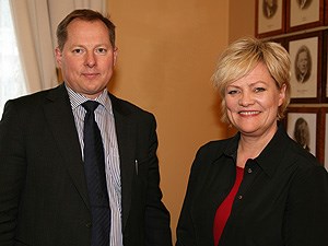 Finansminister Kristin Halvorsen gratulerer Svein Øygard     Foto: Siw Lene Ringvold