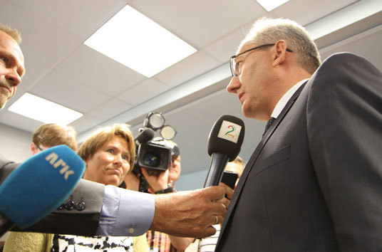 Grete Faremo og Odd Reidar Humlegård på dagens pressekonferanse