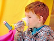 En gutt som tar astmamedisin. Foto: iStock