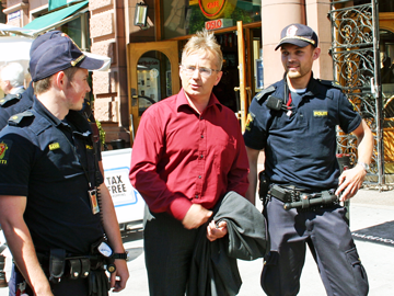 Justisminister Knut Storberget patruljerer Oslo sentrum sammen med nyutdannede politistudenter.