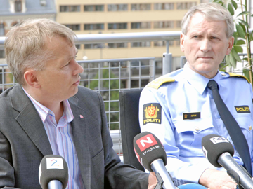 Justisminister Knut Storberget og assisterende politidirektør Vidar Refvik presenterer justispolitisk status.
