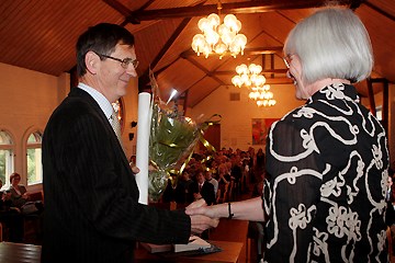 Matematikklærer Odd Heir, Oslo Handelsgymnasium gratuleres av Tora Aasland.