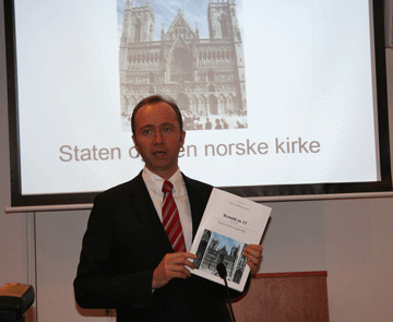 Kultur- og kirkeminister Trond Giske presenterer St.meld. nr. 17 om Staten og Den norske kirke 11. april 2008. Foto: Kultur- og kirkedepartementet