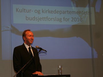 Kulturminister Trond Giske presenterer kulturbudsjettet for 2010 23. oktober 2009. Foto: KKD