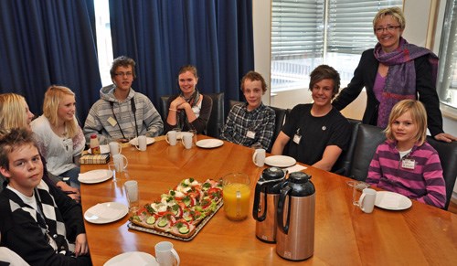 Kommunal- og regionalminister Liv Signe Navarsete sammen med representanter for barne- og ungdomsrådet i Mandal. Foto: KRD