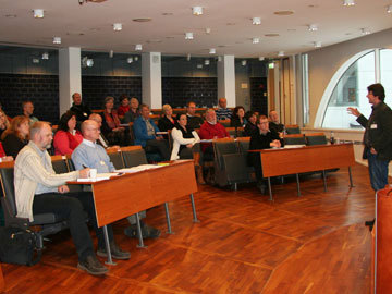 Knut Th. Flåtter presenterer Skage frivilligsentral. Foto: KUD
