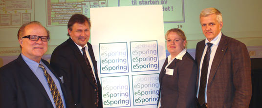 F.v: Geir Kuvås, prosjektdirektør eSporing. Landbruks- og matminister Terje Riis-Johansen. Astrid Karlsen, prosjektleiar Grunndata eSporing. Axel Krogvik, ordstyrar på dagens seminar. Foto: LMD