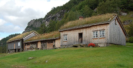 Kulturlandskap med fine restaurerte hus på Sandvand.