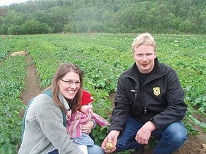 Kirsten Topp i Graminor AS og Olav Grundnes er de to eneste potetforedlerne i Norge. Nå håper de å finne fram til nye sorter som er spesielt tilpasset nordlige dyrkingsforhold. Foto: Morten Furunes