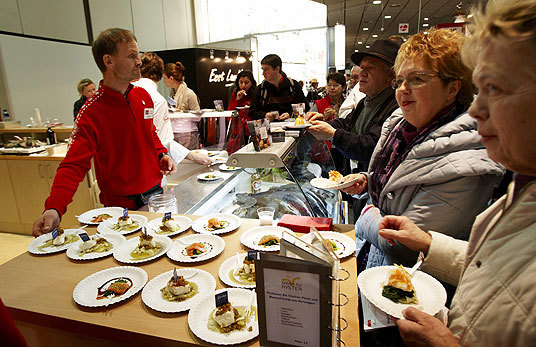 Tyskere smaker på Norsk mat