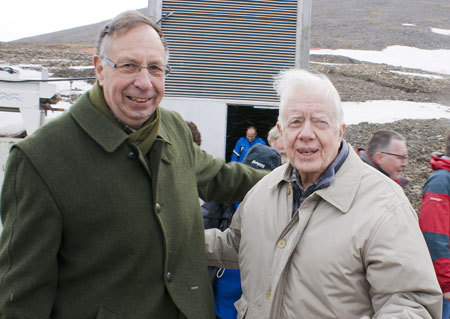Departementsråd Per Harald Grue og president Jimmy Carter utenfor Svalbard Globale frøhvelv. Foto: Gunnar Thorenfeldt/Svalbardposten