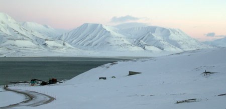 Hvelvet og området rundt. Foto: Mari Tefre/Svalbard globale frøhvelv.