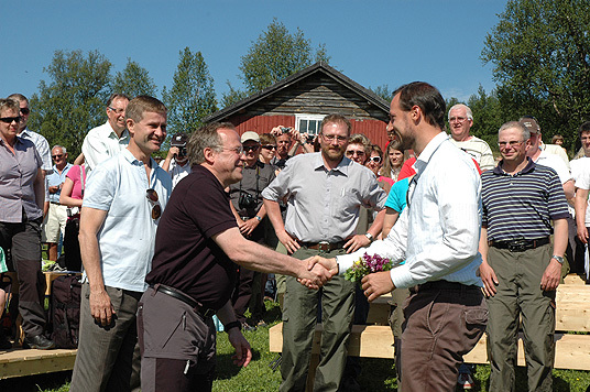 Landbruks- og matminister Lars Peder Brekk og miljøvern- og utviklingsminister Erik Solheim ønsker HKH Kronprins Haakon velkommen til festivalplassen på Nygjeltvollen. Foto: LMD