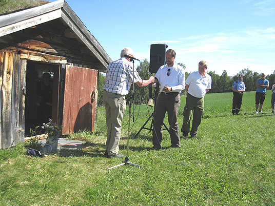 HKH Kronprins Haakon får overrakt en særegen kubjelle av ordfører Arne Grue i Os kommune. Foto: LMD