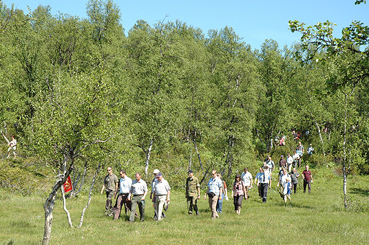 HKH Kronprins Haakon med følge på vandring på slåttemyr i Vangrøftdalen. Foto: LMD