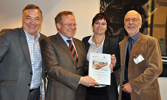 Fra dagens overrekkelse