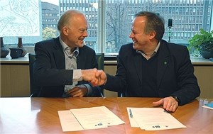 Landbruks- og matminister Lars Peder Brekk og leder i KS Halvdan Skard signerte 9.november en ny samarbeidsavtale om landbruks- og næringsutvikling i kommunesektoren.
