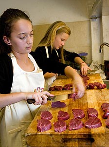 Ummahan Kilic og Aleksandra Pestka skjærer opp storfekjøttet på åpningen av Smakens uke. Foto: Johnny Syversen