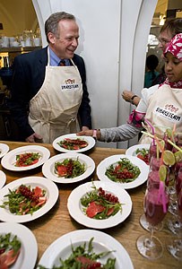 Landbruks- og matminister Lars Peder Brekk blir servert grapefruktsalat med rips og ruccola av elev på Mortensrud skole på åpningen av Smakens uke.