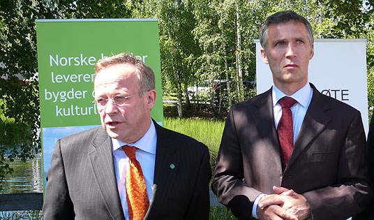Landbruks- og matminister Lars Peder Brekk og statsminister Jens Stoltenberg