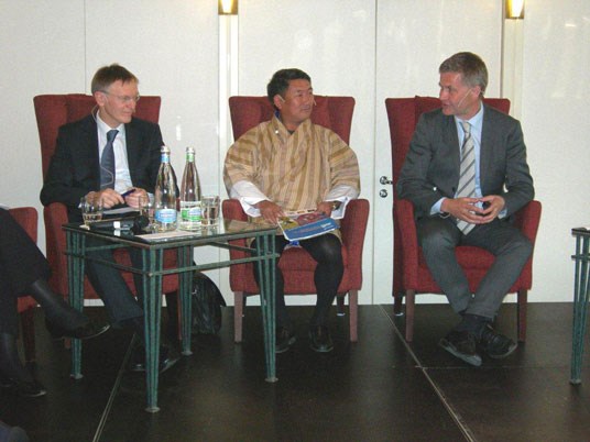 Miljø- og utviklingsminister Erik Solheim sammen med EU-kommissæren Janez Potocnik og Bhutans miljøvernminister Lyonpo Dr. Pema Gyamtsho under WWFs 50-årsjubileum i Zurich. Foto: Miljøverndepartementet.