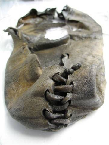 Denne skoen er 3400 år gammel og ble funnet i nærheten av Juvassbreen i Jotunheimen. Den brukes nå til å formidle sammenhengen mellom klima og kulturarv i prosjektet Klimapark 2469. Foto: Oppland fylkeskommune.
