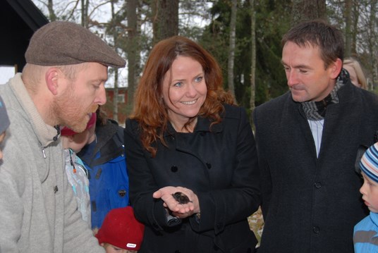 Naturformidler Jeroen van der Kooij, statssekretær Heidi Sørensen med flaggermus og direktør Trond Vodal i Lahaugmoen næringspark. Foto: Marianne Gjørv.