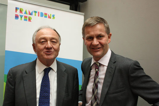 Statsråd Erik Solheim møtte Londons tidligere ordfører Ken Livingstone under konferansen om Framtidens byer i Drammen tirsdag. Livingstone er rushtidsavgiftens far i London og anbefaler i likhet med Solheim tette byer som de mest klima- og miljøvennlige. Foto: Jan Vincens Steen.