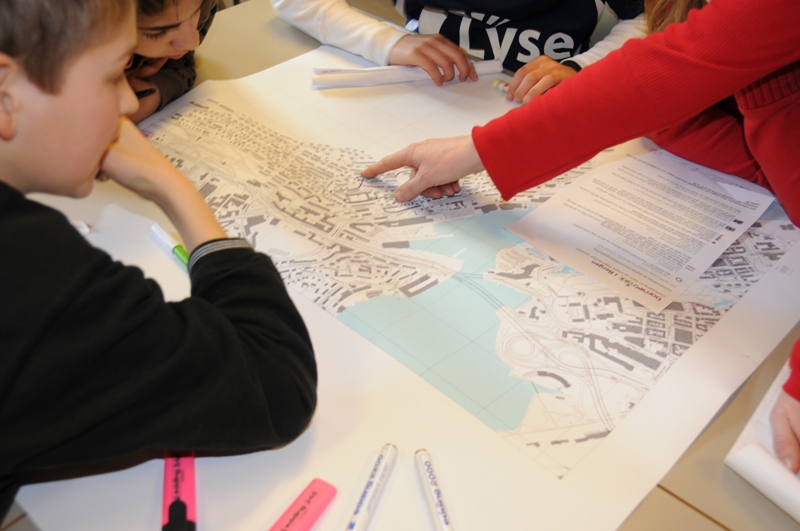 barn ser på kart