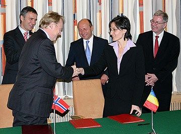 Signering av avtale for det bilaterale samarbeidet. Foto: SMK