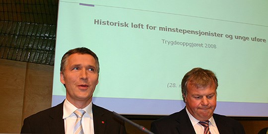 Jens Stoltenberg og Bjarne Håkon Hanssen presenterer resultatet av trygdeoppgjøret. Foto: SMK.
