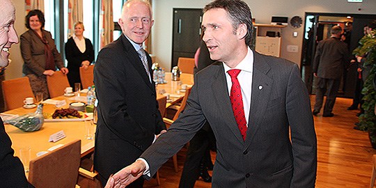 Statsminister Jens Stoltenberg møtte i dag underliggjande etatar for å diskutera arbeidet med å møta verknadene av finanskrisa. Foto: Statsministerens kontor