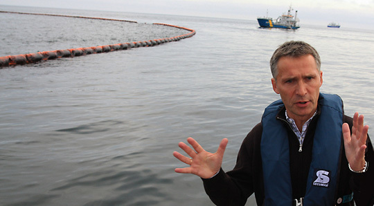 Statsminister Stoltenberg på befaring etter oljesøl ved Full City. Foto: SMK