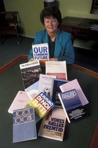 Statsminister Gro Harlem Brundtland med Verdenskommisjonens rapport på mange språk, i 1988.