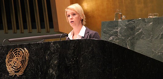 Ingrid Fiskaa på FNs talerstol. (Foto: Ragnhild Simenstad, UD)
