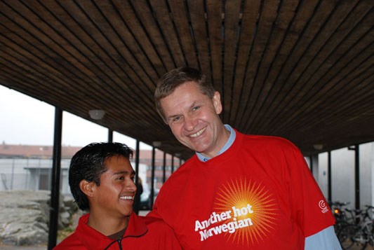 Erik Solheim møtte en elev fra Guatemala i forbindelse med Operasjon Dagsverk 2007. Foto: Kari Gardsjord Lio