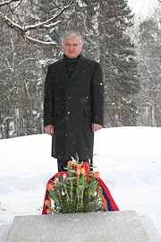 Utenriksminister Nalbandian ved Fridtjof Nansens grav. Foto: Jan Sørensen, Fridtjof Nansens Institutt