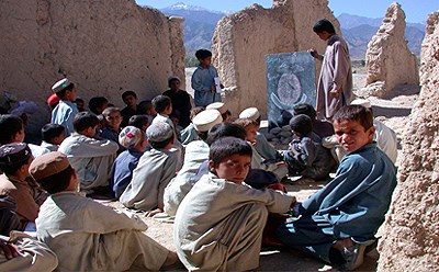 Bilde: Afghanske barn samlet under "fredsdagen" 21. september 2008. Foto: WFP