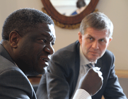 Lege Denis Mukwege fortalte rystende historier fra hjemlandet da han møtte miljø- og utviklingsminister Erik Solheim. Foto: Trond Viken