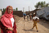 Statssekretær Fiskaa besøker flomflyktninger i Nowshera-området i Pakistan. Foto: Trond Viken, UD