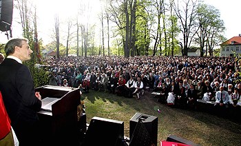 Utenriksminister Støre talte til mer enn 7000 mennesker foran Eidsvollsbygningen 17. mai. Foto: Eidsvoll Ullensaker Blad