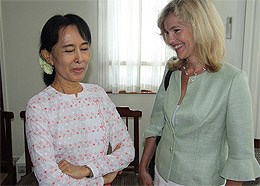 Aung San Suu Kyi møtte i dag Norges ambassadør til Bangkok, Katja Nordgaard - og ble invitert til Norge. Foto: Arne Jan Flølo, UD
