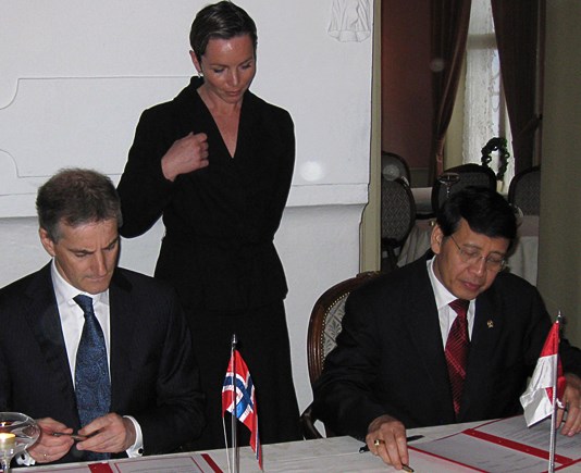 Støre og Wirajuda underskrev 27.04.09 en intensjonsavtale om norsk finansiell støtte til Bali Democracy Forum. Foto: Mosberg-Stangeby, UD