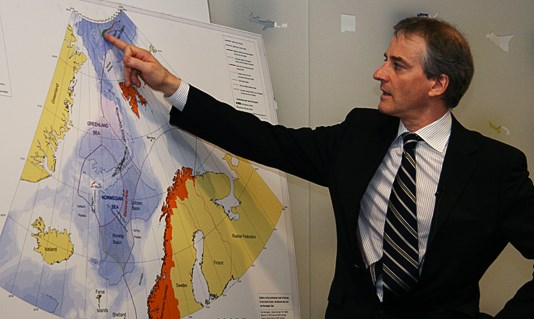 Foreign Minister Støre with the map that shows the outer limits of Norway's continental shelf in the High North. Photo: MFA