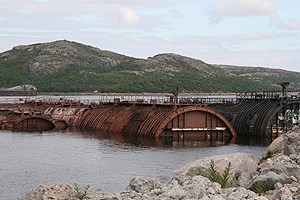 Reaktorseksjoner fra opphugde atomubåter i Saida-bukta på Kola-halvøya. Foto: Anja Polden, UD