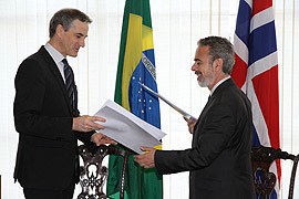 Utenriksministrene Jonas Gahr Støre og Antonio Patriota etter at samarbeidsavtalen mellom Norge og Brasil var underskrevet. Foto: Marte L. Kopstad, UD
